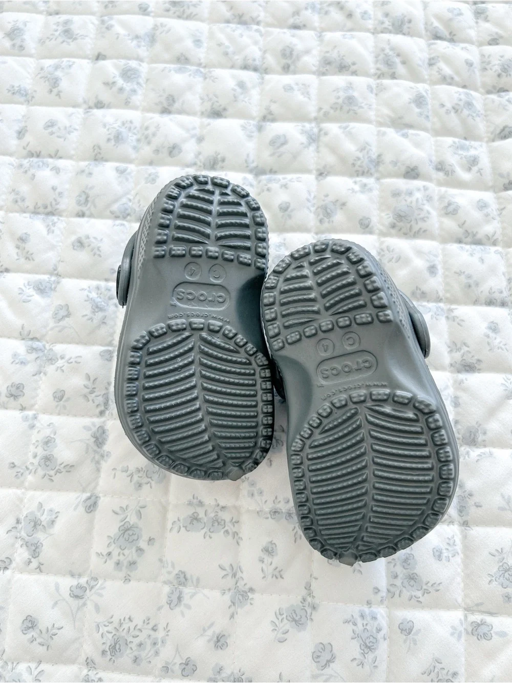 CROCS worn 4c
